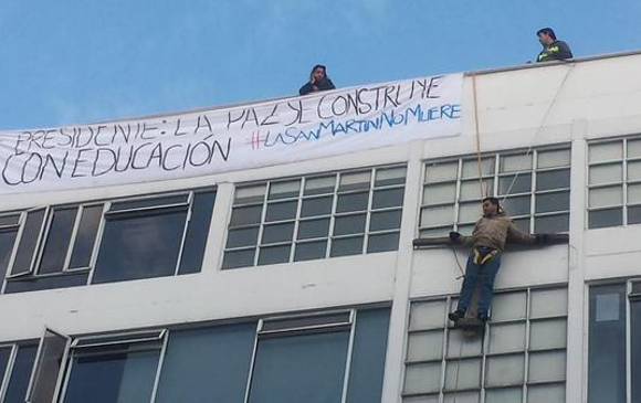 El estudiante protesta por la autorización del pago de matrículas en fiducia creada por la universidad. FOTO Angie Martínez @Anjeemartinz