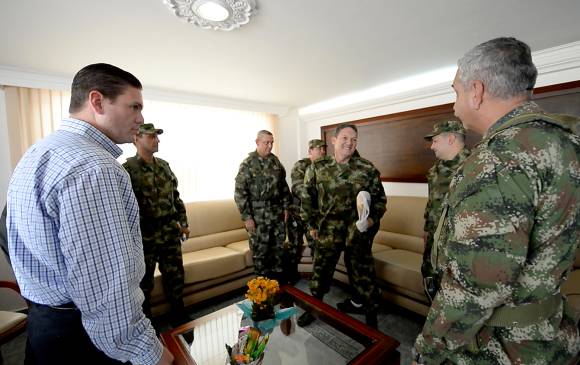 En la Base Aérea de Rionegro se reunieron el general Alzate y el ministro de Defensa, Juan Carlos Pinzón. FOTO ministerio de defensa 