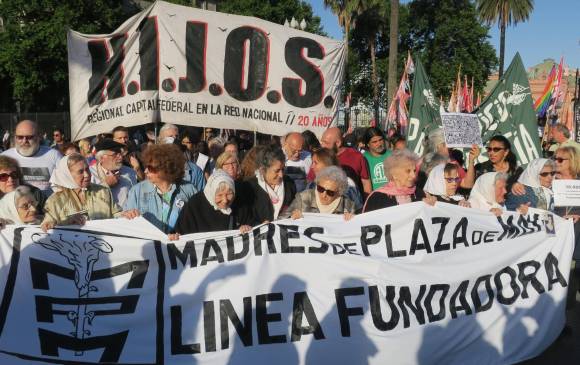 Cada año las Abuelas de la Plaza de Mayo realizan su marcha de la resistencia. La última se llevó a cabo el pasado 7 de diciembre y fue liderada por las abuelas que aún viven. FOTO efe