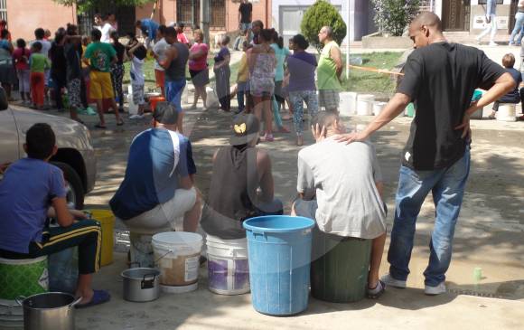 Imagen referencia comunidad afectada sin servicio de acueducto en Medellín. FOTO ARCHIVO