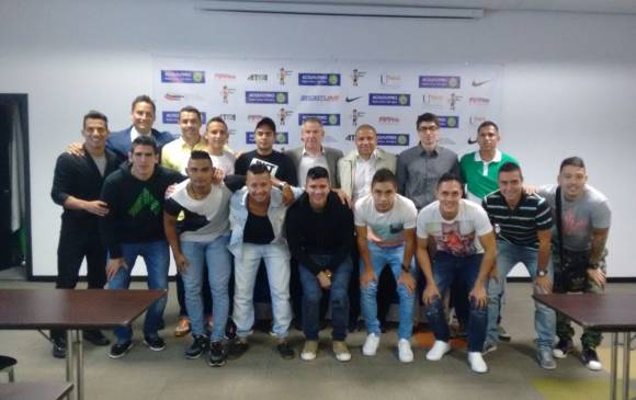 Acá los miembros de Acolfutpro con el equipo de futbolistas sin contrato en Medellín, lanzado ayer y que será dirigido por el exfutbolista Carlos Ganiza Ortiz. FOTO cortesía 