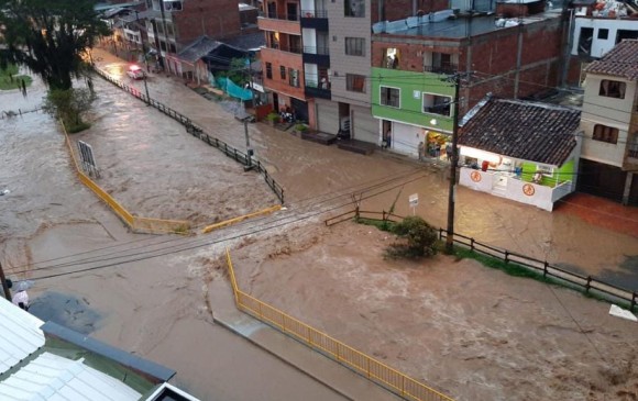 Así quedaron las calles de varios barrios en Donmatías tras el desbordamiento. FOTO: @Fernand28982995