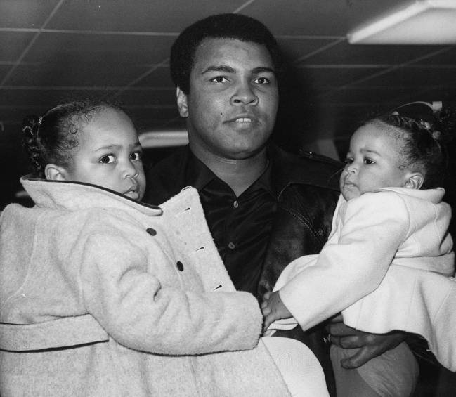 1978. Llegando a Londres, con sus pequeñas Hana y Laya. Foto AP
