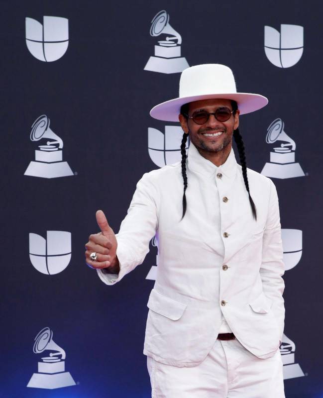 Draco Rosa participó en el homenaje de apertura cantando De Música Ligera de Soda Stereo. Foto: NINA PROMMER - EFE