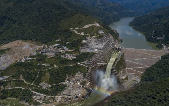 La presa del proyecto hidroeléctrico tiene 50 metros más de altura que el edificio Coltejer y cinco más que la piedra de El Peñol. Por la cresta pasará la vía que conecte con el casco urbano de Ituango. FOTO JOSÉ LUIS ARANGO