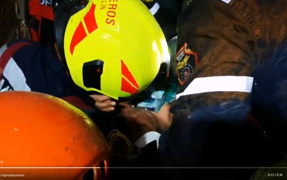Momento en el que los organismos de socorro rescatan entre los escombros a Carlos Arturo Osorno, de 73 años. FOTO CUENTA DE TWITTER @DAGRDMEDELLÍN