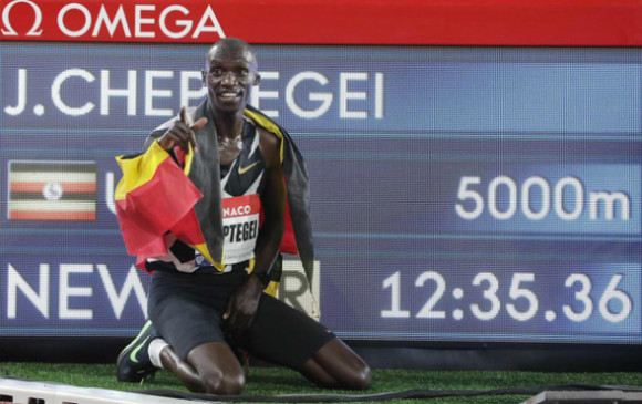 En la primera parada de la Liga Diamante, el ugandés Joshua Cheptegei impuso récord mundial en los 5.000 metros. FOTO AFP