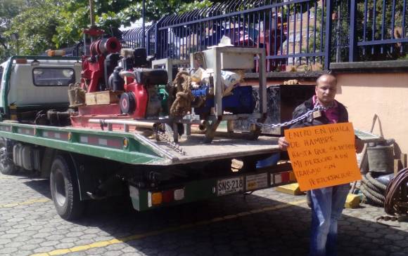 El hombre se encadenó a un vehículo. FOTO: CORTESÍA