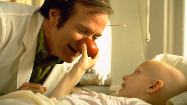 En Patch Adams (1998) interpretó a un médico que revolucionó los tratamientos médicos al incluir la risa en las terapias. Era médico payaso. Está basada en una historia real. Foto Cortesía Acción Preferente.