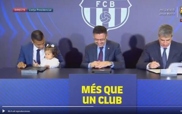 Celeste Murillo quiso firmar también el contrato de su papá. IMAGEN DE VIDEO