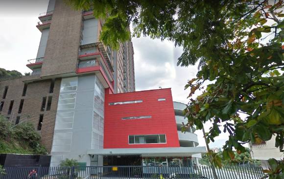 El edificio fue construido entre 2010 y 2011 por la firma Soluciones Civiles S.A. El Dagrd confirmó que se presentaron fallas en un elemento estructural (columna) de la edificación. FOTO street view