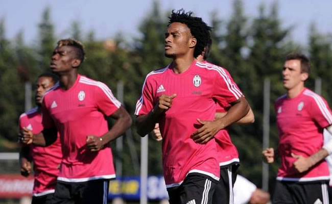 Juan Guillermo Cuadrado entrena, pero todavía no tiene visto bueno del cuerpo médico para jugar. FOTO cortesía juventus 