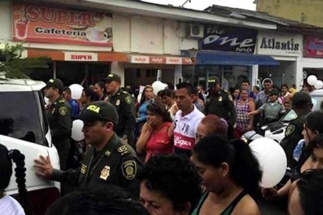 Con camisetas, pañuelos y flores blancas, los habitantes de Florencia en el Caquetá salieron a las calles. FOTO CORTESÍA