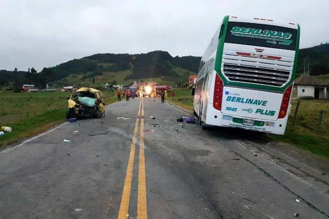 El accidente se registró a la 1:30 a.m. de este jueves en el municipio de Arcabuco, jurisdicción de Boyacá, entre un taxi y un bus afiliado a la empresa Berlinas del Fonce. FOTO COLPRENSA