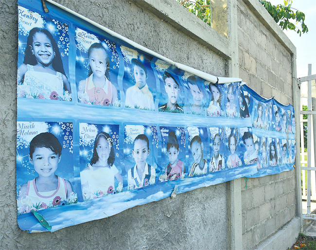 A la salida del cementerio un desvencijado cartel recuerda quienes son los ‘angelitos’ del municipio de Fundación. Foto: Jonathan Ardila Hoy Diario de Magdalena
