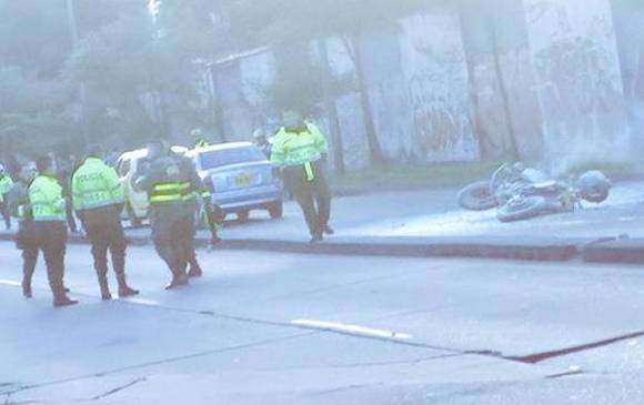 El general Humberto Guatibonza, director de la Policía Nacional, confirmó que la motocicleta bomba dirigida al paso de una caravana de la institución. FOTO CORTESÍA