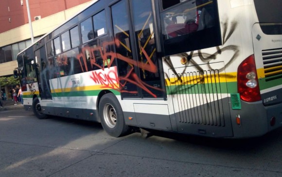 Con bus de metroplús rayado terminó marcha de la marihuana en Medellín