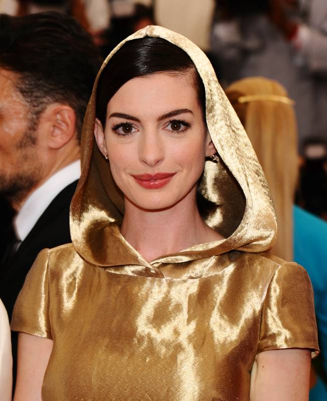 Anne Hathaway llega a la gala con un traje dorado de Ralph Lauren. FOTO AP