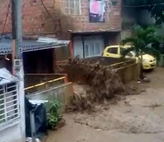 Desbordamiento de quebrada Cañada Negra generó pánico. Foto Cortesía