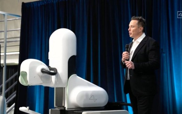 Elon Musk frente al robot cirujano que hará la implantación del chip en el cráneo humano. FOTO CAPTURA DE PANTALLA