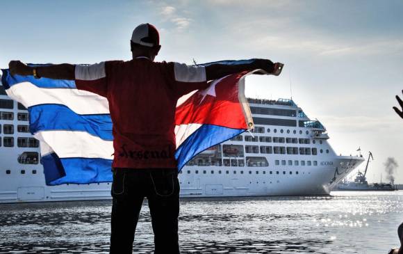 Medio siglo después del último crucero en la isla, los cubanos ondearon sus banderas. FOTO afp