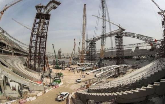 La construcción de los estadios ha estado plagada de denuncias por malas condiciones laborales. FOTO AFP