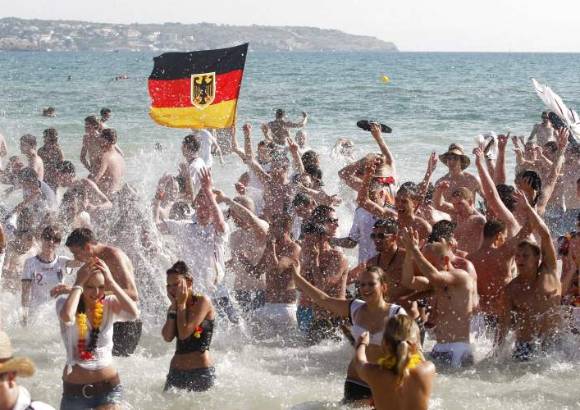 AP - Decenas de hinchas alemanes celebran en una playa de Palma de Mallorca, España, el triunfo de su selección.
