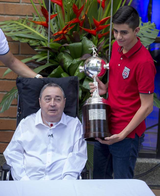 Montoya junto a su hijo, quien recibió en su nombre la réplica del trofeo. FOTO JUAN ANTONIO SÁNCHEZ