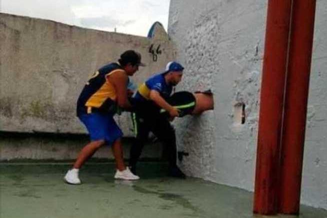 El joven quedó atrapado en la pared mientras intentaba colarse a otra tribuna. FOTO TOMADA DE TWITTER @MauGrande