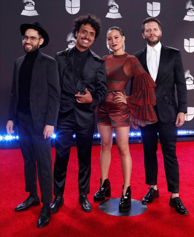 Puerto Candelaria, de Medellín, agrupación ganadora con su álbum Yo Me Llamo Cumbia. Foto: NINA PROMMER - EFE