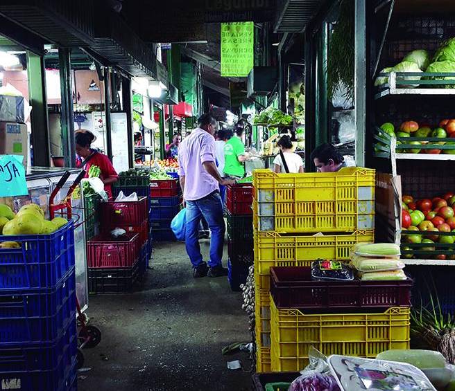 A diferencia de los locales de venta al por mayor, donde se siente el caos de las descargas, en Las Malvinas hay más calma y tranquilidad para comprar.