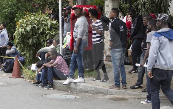 Al cierre de esta edición Migración Colombia le había entregado el salvoconducto a más de 30 personas. FOTO julio césar herrera