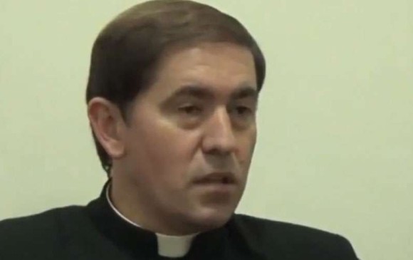 Óscar Turrión, sacerdote que confesó tener dos hijos. FOTO TOMADA DE YOUTUBE