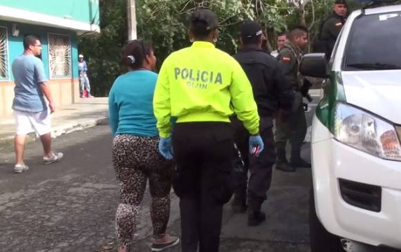 Esta mujer es una de las 10 capturadas por supuesta suplantación y estafa a víctimas en Medellín y Urabá. FOTO cortesía fiscalía.