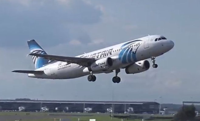 El vicepresidente de Egyptair también se pronunció en declaraciones a la cadena de televisión CNN. “Corregimos: los restos no pertenecen a nuestro avión”, afirmó. FOTO REUTERS