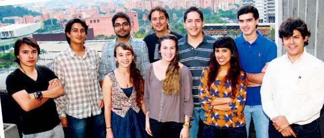 En la imagen, algunos integrantes de Opus junto a Jorge Alberto Pérez (de camisa blanca). FOTO: JUAN ANTONIO SÁNCHEZ OCAMPO