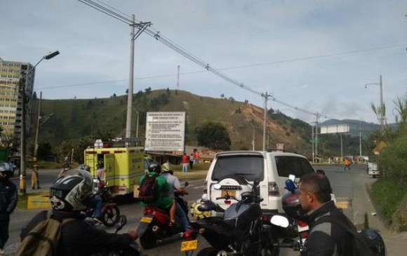 El cierre de la vía también afecto la ruta Medellín-San Pedro de los Milagros. FOTO CORTESÍA @MMARIN70