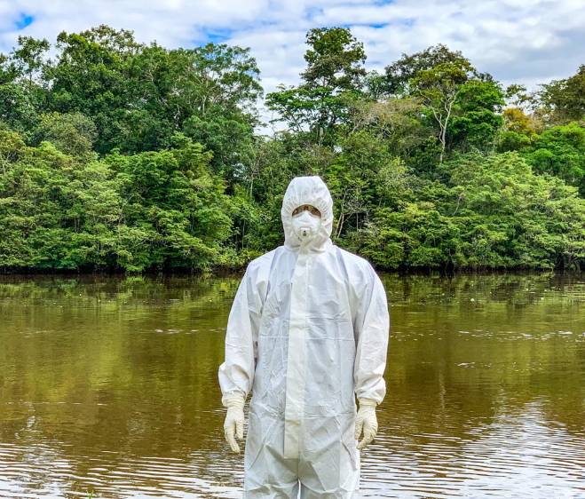 Antonio, con las medidas de bioseguridad para su profesión, cumple su labor en Amazonas en este momento de la pandemia. FOTO Cortesía