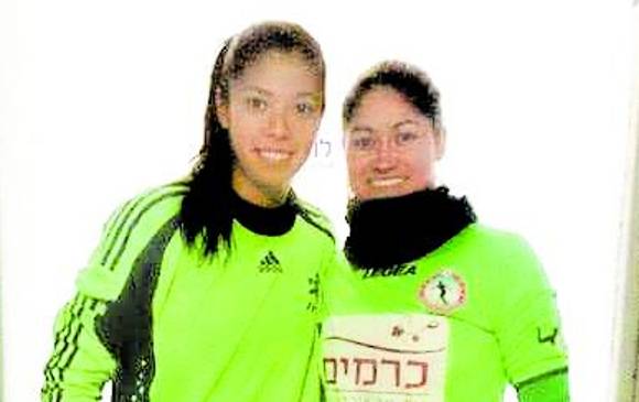Sandra Milena con una de sus compañeras del club Maccabi Kiryat Gat . FOTO cortesía