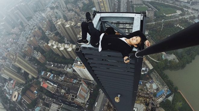 Las selfies de estos youtubers se convierten en impresionantes imágenes que algunas marcas usan para vender. Foto: Weibo