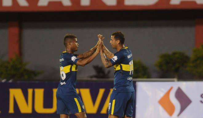 Wílmar Barrios felicita a su compañero y compatriota, Edwin Cardona, tras su debut goleador. FOTO cortesía boca juniors