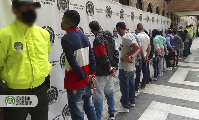 En total, 16 personas fueron capturadas: nueve hombres y siete mujeres de la banda de los “Intocables”. FOTO CORTESÍA DE LA POLICÍA