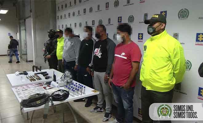 Estas son las cuatro personas detenidas en la operación realizada por la Dijín en el municipio de Bello. FOTO: CORTESÍA DE LA POLICÍA.
