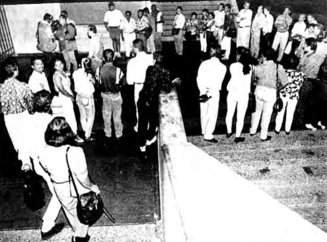 Con disciplina, las personas hacen fila para comprar los tiquetes. FOTO ARCHIVO Manuel Saldarriaga