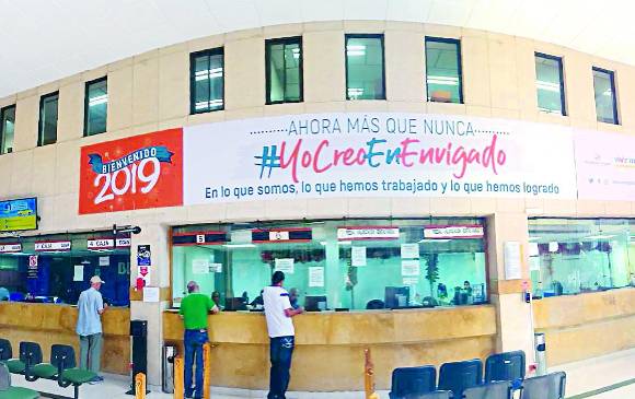 Piezas creadas por la Oficina de Comunicaciones de Envigado que cuelgan en la sede central de la administración. FOTOS ALCALDÍA DE ENVIGADO