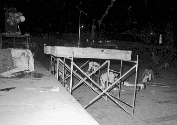 Colprensa - As� qued� la tarima luego del atentado a Luis Carlos Gal�n hace 20 a�os en Soacha.