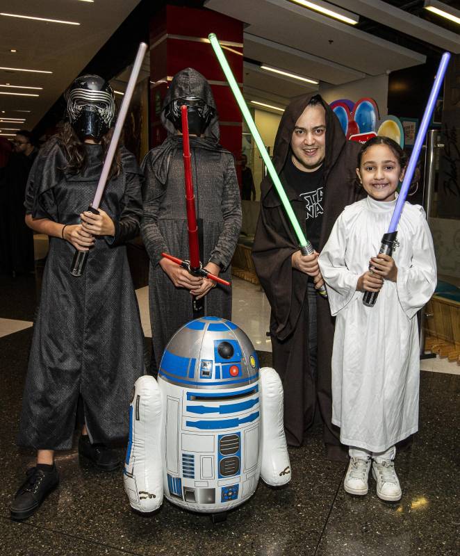 R2D2, otro de los personajes icónicos, con varios Kylo Ren y la princesa Leia. FOTO Jaime Pérez