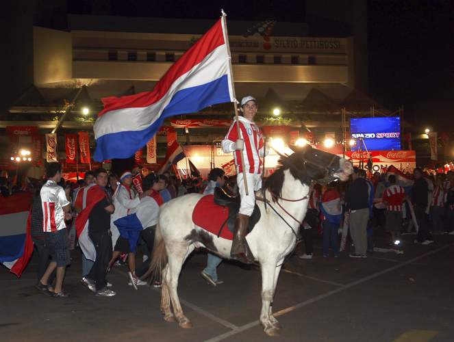 reuters - Este hincha paraguayo asistió en su caballo a recibir la selección de su país tras quedar eliminada en cuartos de final frente a España.