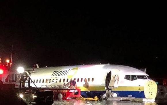 Un avión Boeing 737 después de salir de la pista de aterrizaje en la Estación Aérea Naval de Jacksonville y al río St. Johns, el 3 de mayo. 2019, a las 9:40 pm ET. Está en aguas poco profundas No se reportaron muertes ni lesiones críticas, dijo la Estación Aérea Naval de Jacksonville FOTO: AFP//JACKSONVILLE, FLORIDA, SHERIFF’S OFFICE
