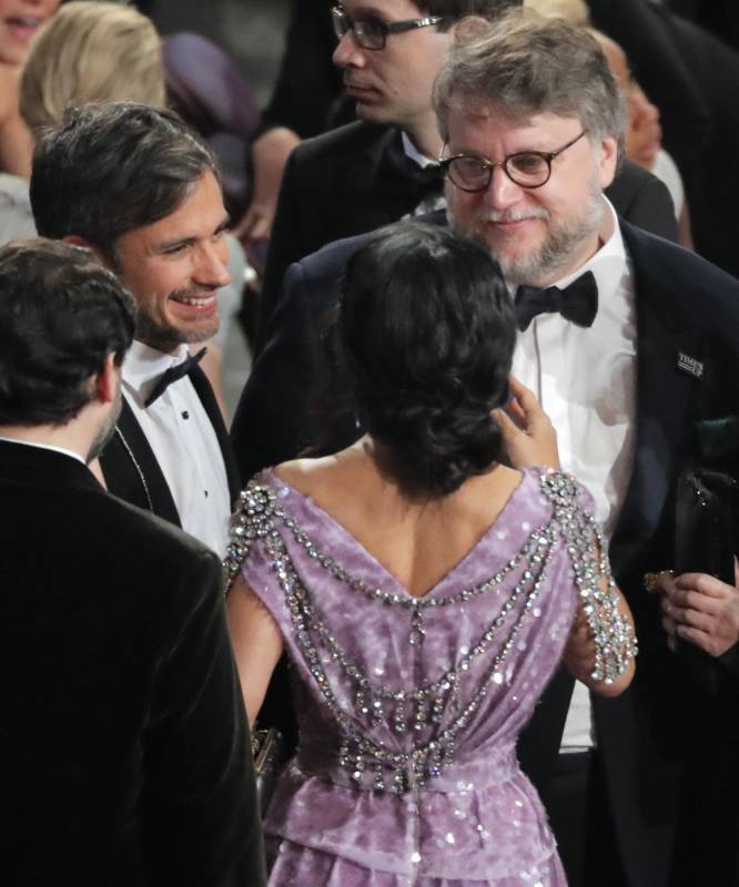 Conversación, seguro, en español. Gael García Bernal, Salma Hayek y Guillermo del Toro. FOTO Reuters